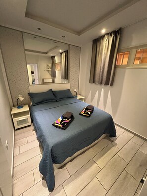 2 quartos, cofres nos quartos, escrivaninha