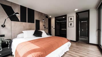 3 habitaciones, escritorio y tabla de planchar con plancha