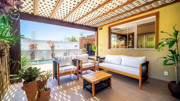 Casa luxo, 4 quartos, piscina particular | Terraço/pátio