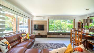 Deluxe House, 4 Bedrooms, Private Pool | Living area