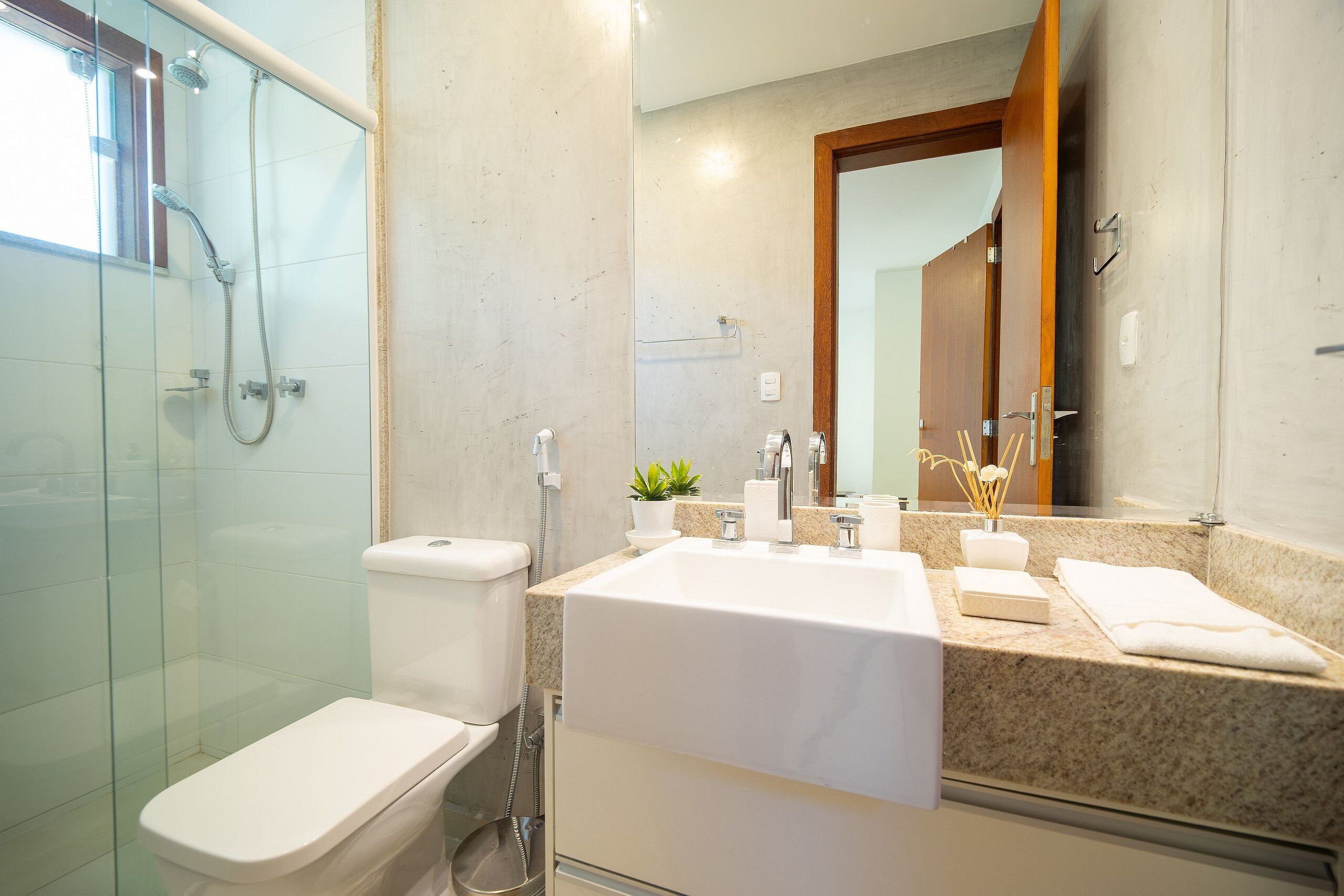 Casa luxo, 4 quartos, piscina particular | Banheiro | Chuveiro, secador de cabelo, toalhas de banho, papel higiênico