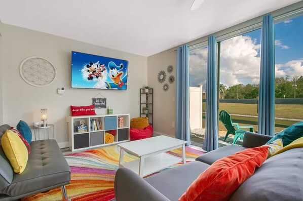 Casa de ciudad, varias camas, patio (Daisy’s Luxury Retreat) | Área de sala de estar | Televisión de pantalla plana de 42 pulgadas con canales digitales