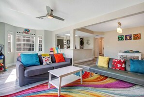 Casa de ciudad, varias camas, patio (Daisy’s Luxury Retreat) | Área de sala de estar | Televisión de pantalla plana de 42 pulgadas con canales digitales