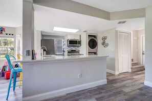 Casa geminada, várias camas, varanda (Daisy’s Luxury Retreat) | Cozinha privada | Geladeira, micro-ondas, fogão, cooktop