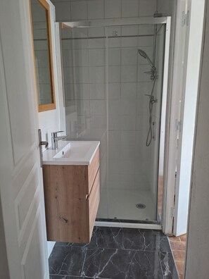 Shower, towels, soap, toilet paper - 2 rooms for 3 persons (Cannes)