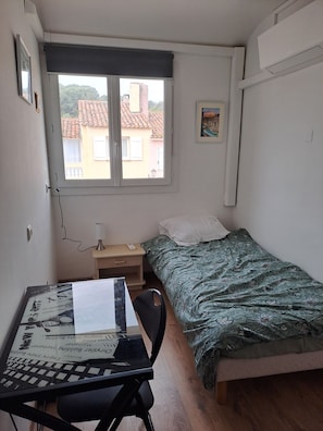 2 makuuhuonetta, silitysrauta/-lauta, Wi-Fi, vuodevaatteet