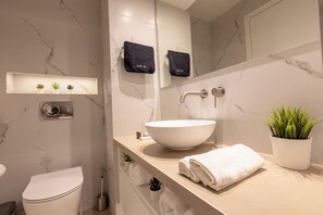 Ducha, artículos de higiene personal ecológicos y secador de pelo