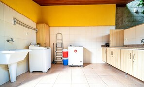 A kitchen with a sink, washing machine, and a small refrigerator. - Bz86 Casa centro 600m da rua das pedras (Buzios)