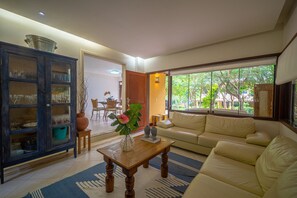 Nhà Deluxe, 4 phòng ngủ, máy điều hòa | Khu phòng khách