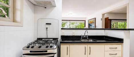 Villa | Privat køkken | Køleskab, mikrobølgeovn, ovn, kogeplade