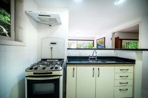 Deluxe House, 4 Bedrooms, Air conditioning | Private kitchen | Fridge, microwave, oven, stovetop