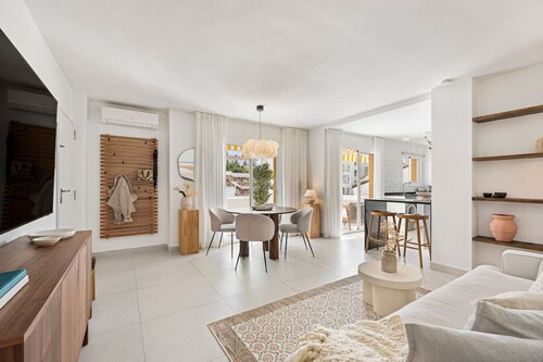 4BR Penthouse w Pool & Parking 500m from the Beach