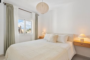 4 bedrooms, desk, iron/ironing board, free WiFi