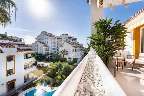 4BR Penthouse w Pool & Parking 500m from the Beach