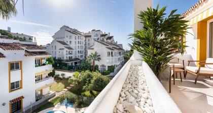 4BR Penthouse w Pool & Parking 500m from the Beach