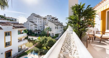 4BR Penthouse w Pool & Parking 500m from the Beach