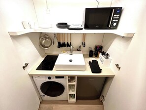 Kühlschrank, Mikrowelle, Ofen, Herdplatte