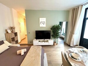 1 habitación, tabla de planchar con plancha, wifi y ropa de cama