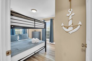 3 slaapkamers, een strijkplank/strijkijzer, reisbedje, wifi