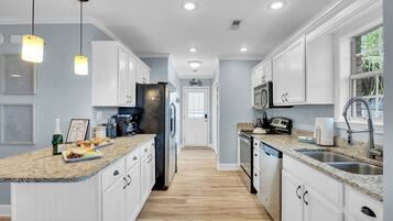 Een koelkast, een magnetron, een oven, een kookplaat