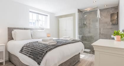 4-Bedroom Seafront House in Southend | Sea Views - Pass the Keys