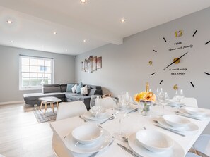 Dining - 4-Bedroom Seafront House in Southend | Sea Views - Pass the Keys (Southend-on-Sea)