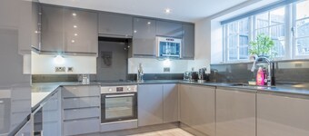 Pass the Keys |4-Bedroom Seafront House in Southend | Sea Views