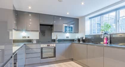 Pass the Keys |4-Bedroom Seafront House in Southend | Sea Views