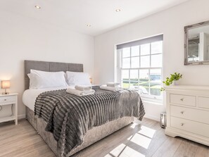 4 bedrooms, iron/ironing board, free WiFi, bed sheets - 4-Bedroom Seafront House in Southend | Sea Views - Pass the Keys (Southend-on-Sea)