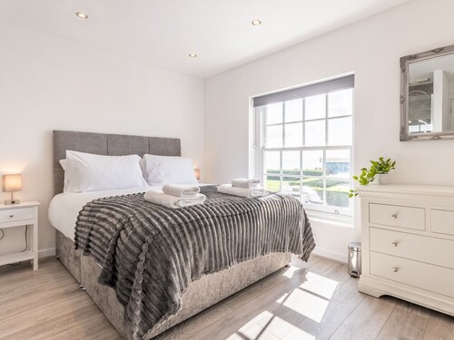 4-Bedroom Seafront House in Southend | Sea Views - Pass the Keys