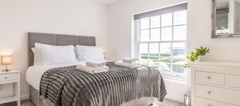 4-Bedroom Seafront House in Southend | Sea Views - Pass the Keys