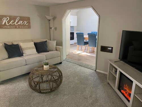 Charming & Updated 2-bedroom cottage with Private Beach Access 5 min walk, Grill