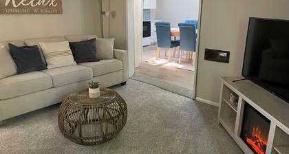 Charming & Updated 2-bedroom cottage with Private Beach Access 5 min walk, Grill