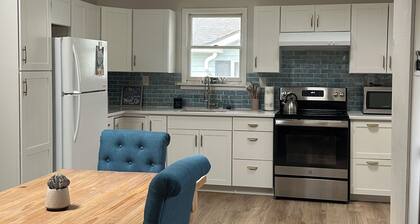 Charming & Updated 2-bedroom cottage with Private Beach Access 5 min walk, Grill