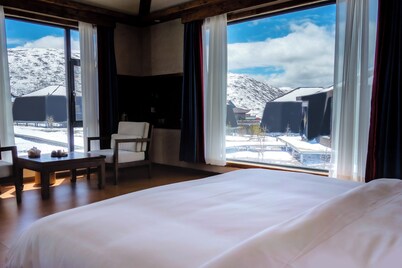 LAGA Yak tent Spacious cabin under the Snow Mountain in charming Garzê