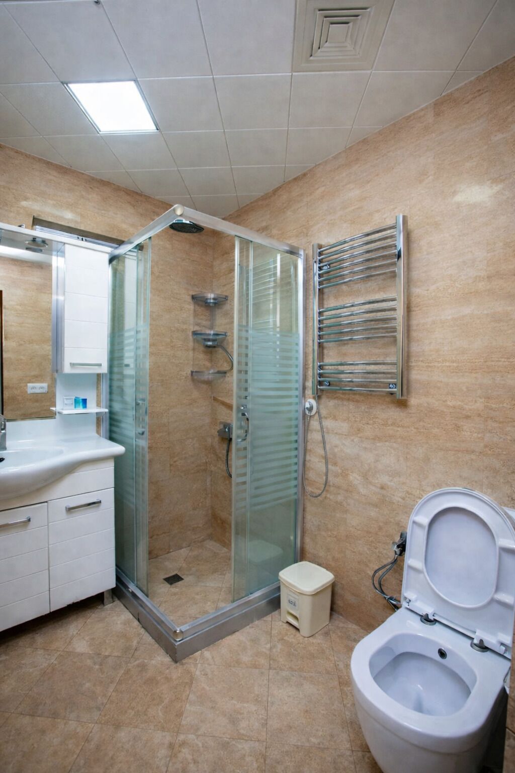 Een douche, een haardroger, pantoffels, handdoeken