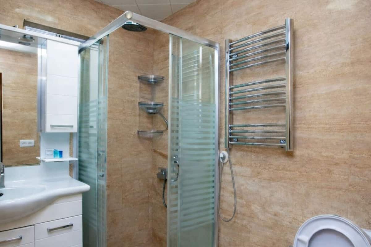 Een douche, een haardroger, pantoffels, handdoeken