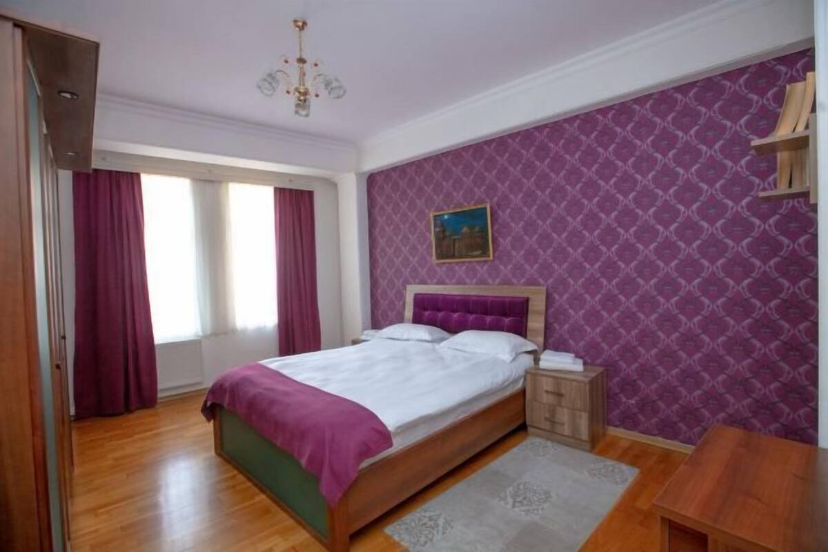 4 bedrooms, desk, laptop workspace, blackout curtains