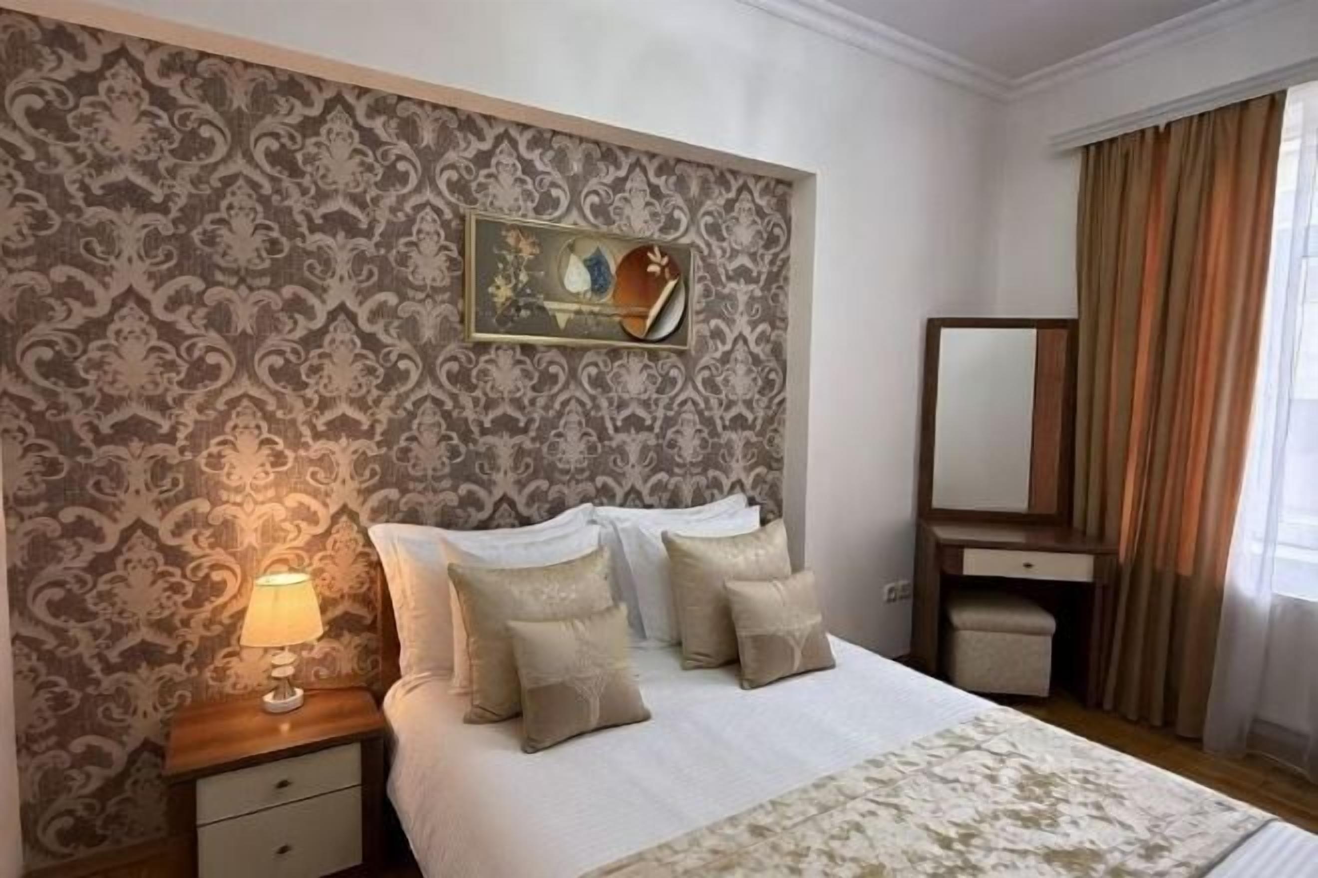 Escritorio, espacio para trabajar con laptop y cortinas blackout 