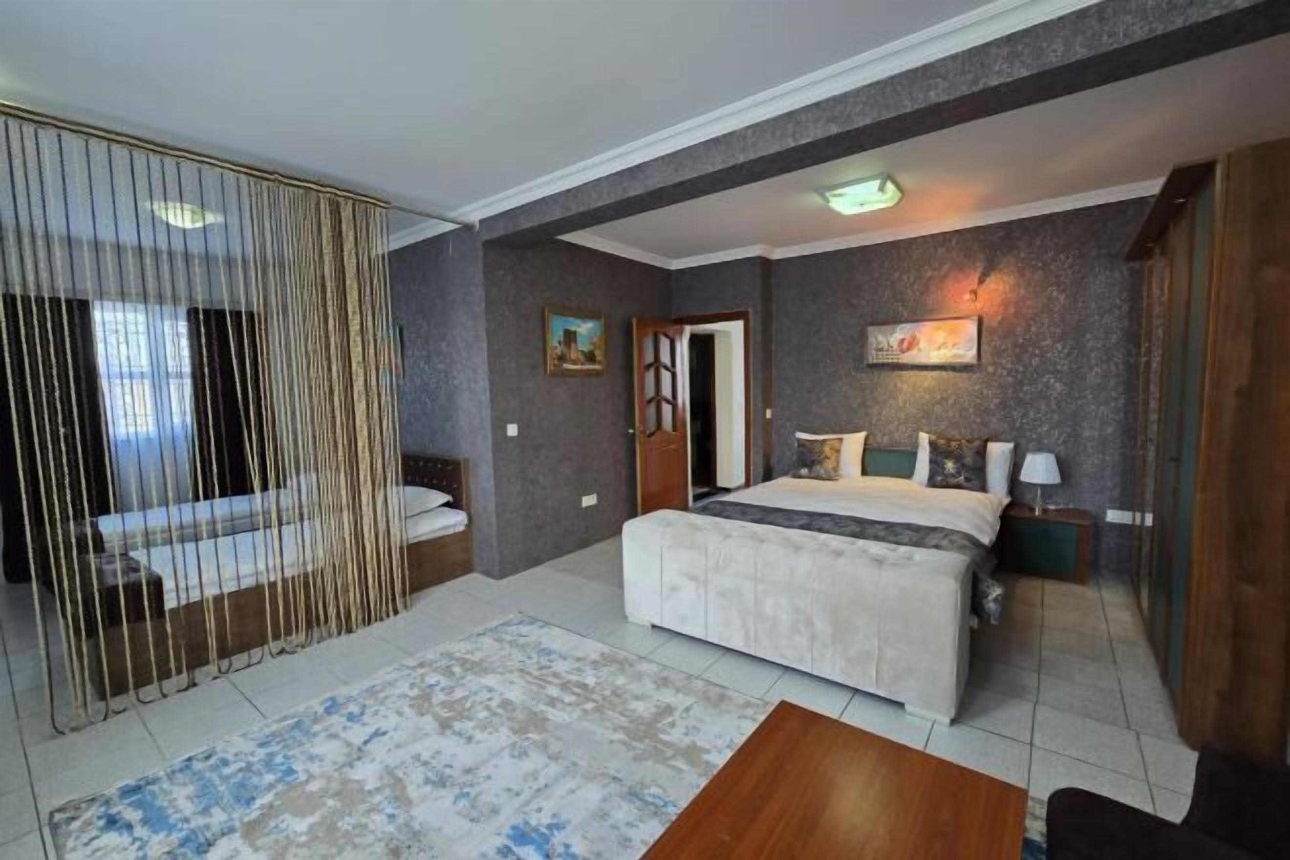 Escritorio, espacio para trabajar con laptop y cortinas blackout 