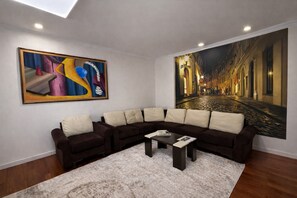 Living area - Old City Hatefi Apartments (Baku)