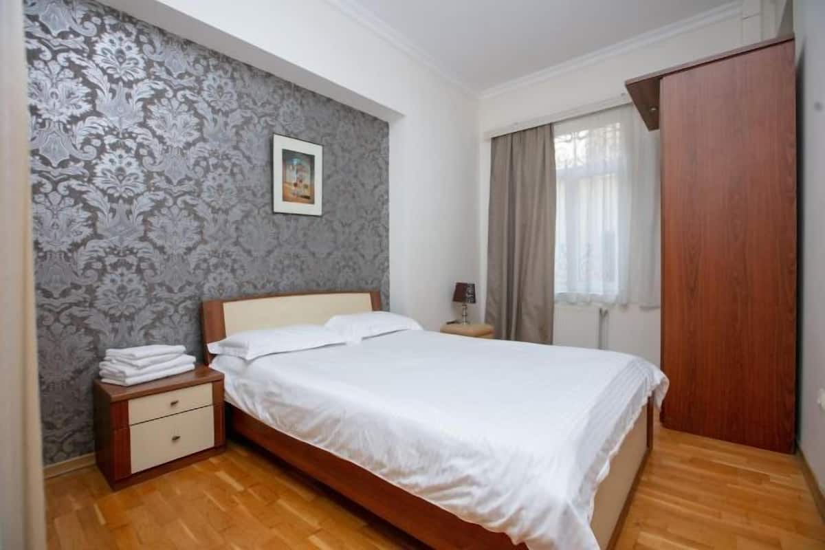 4 bedrooms, desk, laptop workspace, blackout curtains
