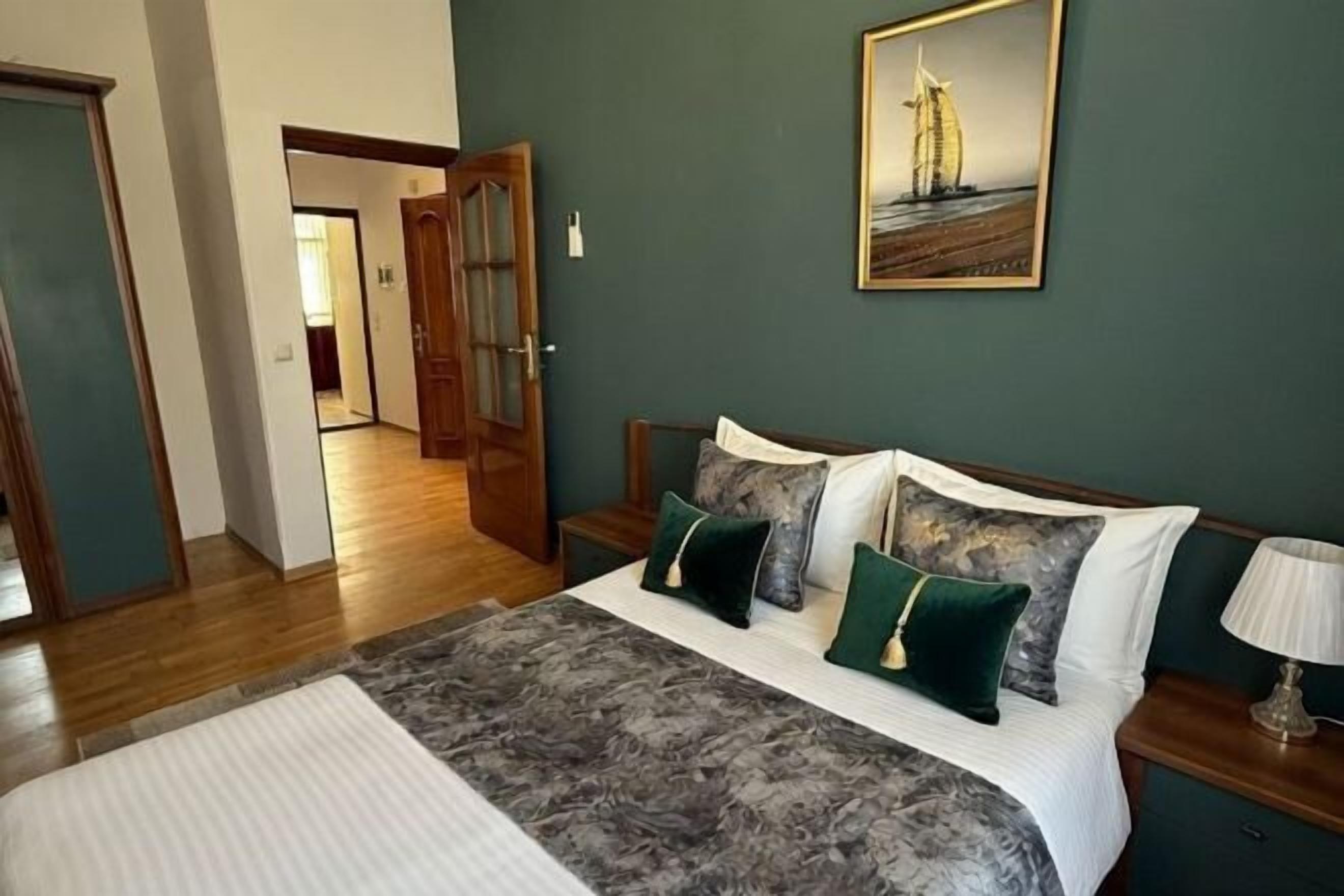 Schreibtisch, laptopgeeigneter Arbeitsplatz, Verdunkelungsvorhänge