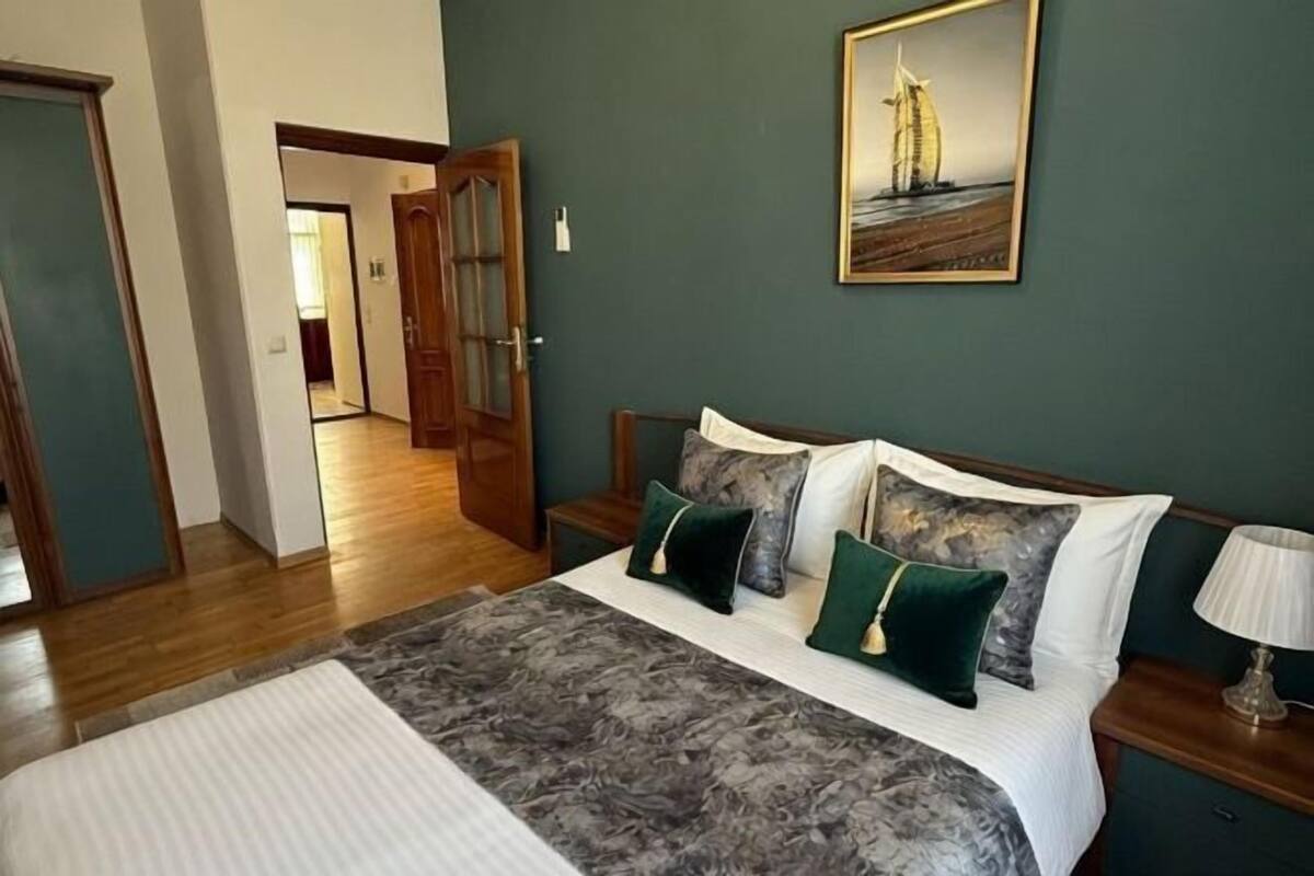 Bàn, khu vực làm việc phù hợp cho laptop, màn/rèm cản sáng