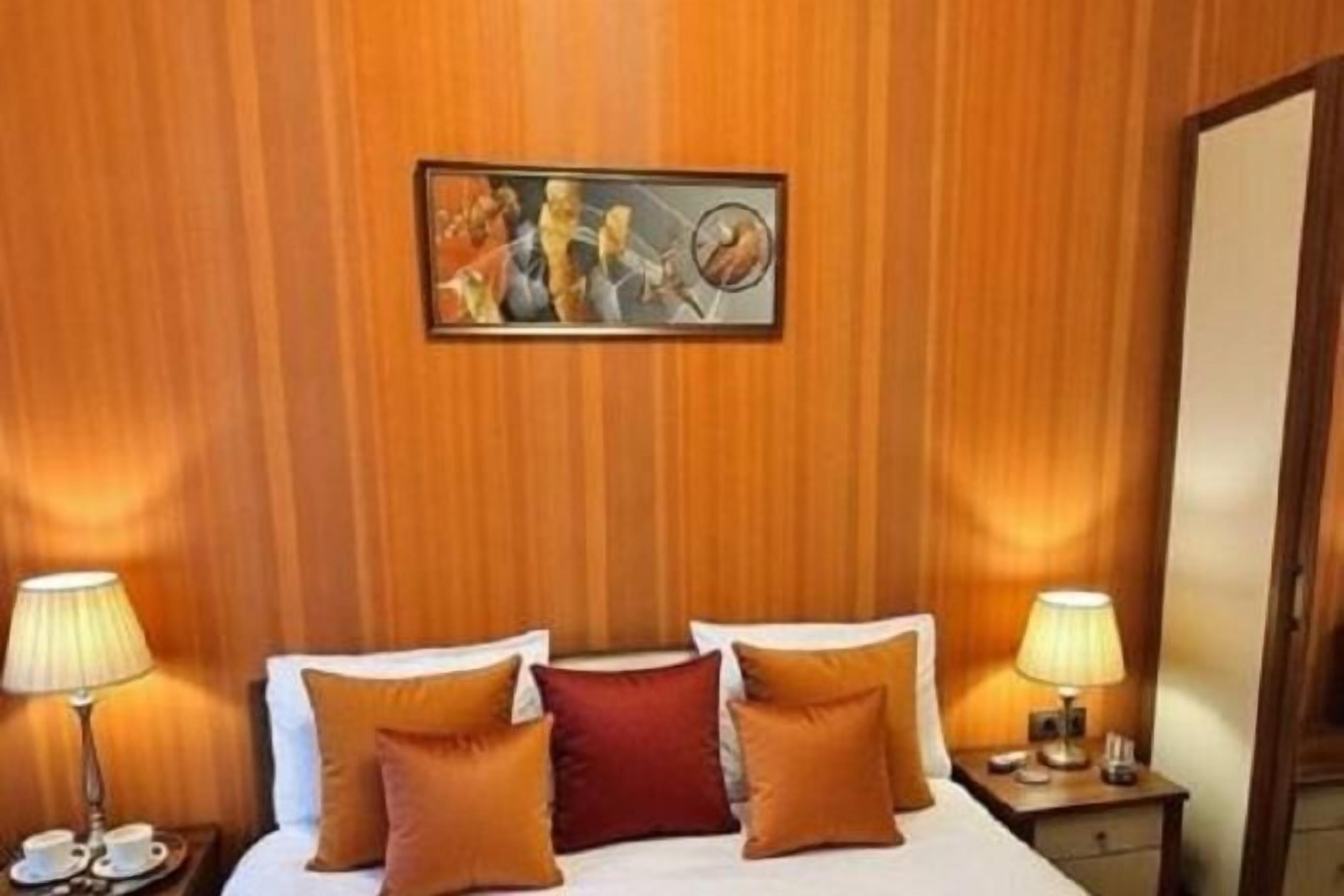 Escritorio, espacio para trabajar con laptop y cortinas blackout 