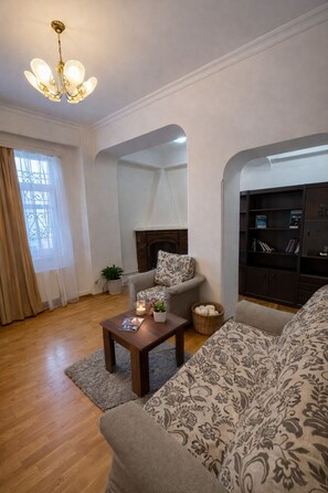 Living area - Old City Hatefi Apartments (Baku)