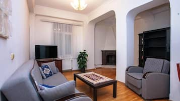 4 bedrooms, desk, laptop workspace, blackout curtains