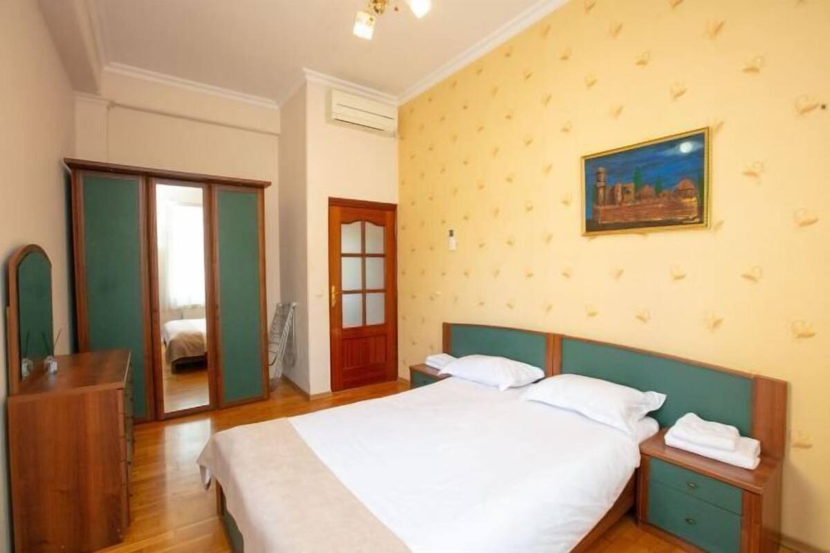 4 bedrooms, desk, laptop workspace, blackout curtains