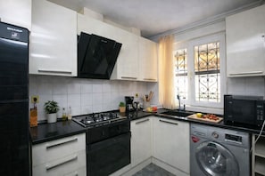 Jääkaappi, mikroaaltouuni, uuni, liesi