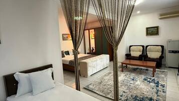 Familien-Vierbettzimmer, Küche, eingeschränkter Meerblick | Wohnbereich | Fernseher